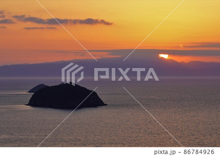 上甑島のトンボロ展望所からの朝日と近島 86784926