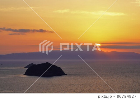 上甑島のトンボロ展望所からの朝日と近島 86784927