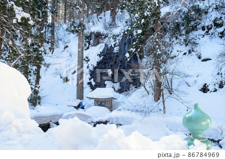 雪に埋もれる冬の羽黒山須賀の滝　山形県 86784969