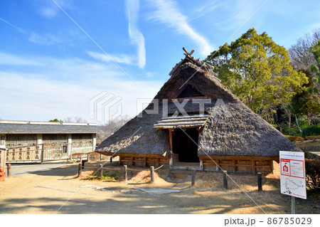 和歌山県立紀伊風土記の丘(竪穴住居、左手が資料館)　【和歌山県和歌山市】 86785029