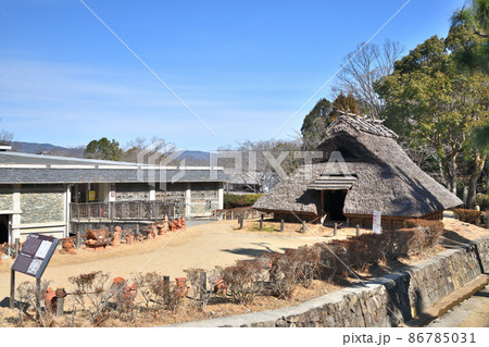 和歌山県立紀伊風土記の丘(竪穴住居、左手が資料館) 【和歌山県和歌山市】 和歌山県立紀伊風土記の丘(竪穴住居、左手が資料館) 【和歌山県和歌山市】 86785031