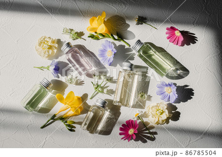 ナチュラルな化粧品や美容オイルのイメージ素材 86785504