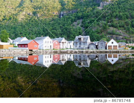 ノルウェー ラルダール 水面で反射した風景 ノルウェー ラルダール 水面で反射した風景 86785748