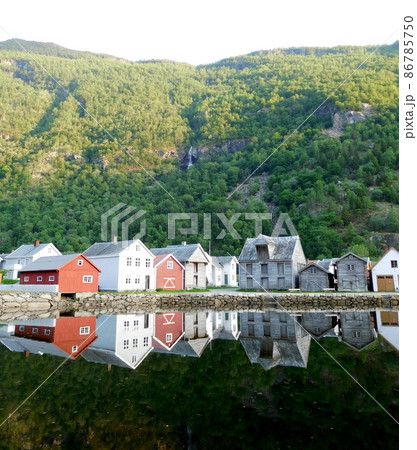 ノルウェー ラルダール 水面で反射した風景 ノルウェー ラルダール 水面で反射した風景 86785750