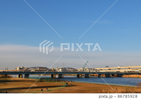 冬の夕暮れの荒川河川敷　東京 86785928