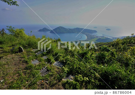 遠目木山頂の石碑とトンボロ地形 86786004
