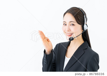 白バックのオペレーターの女性 白バックのオペレーターの女性 86786036