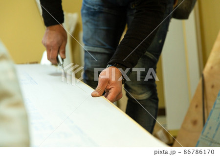 戸建新築住宅建設工事をする大工さん 86786170