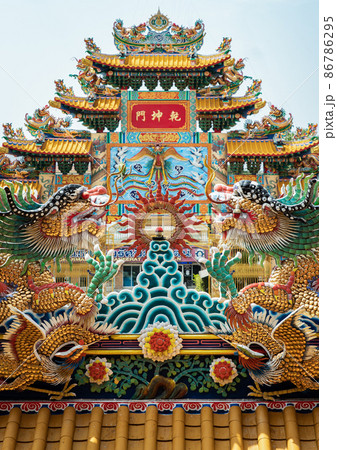 Grand roof architecture and Chinese dragons decorate of Chinese style temple. 86786295