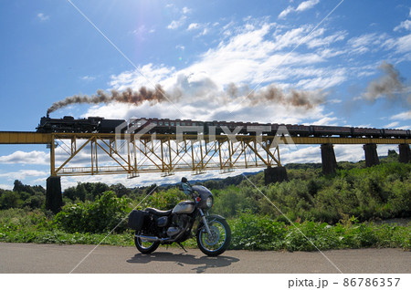 橋梁を渡るSLをバックに佇むバイク 橋梁を渡るSLをバックに佇むバイク 86786357