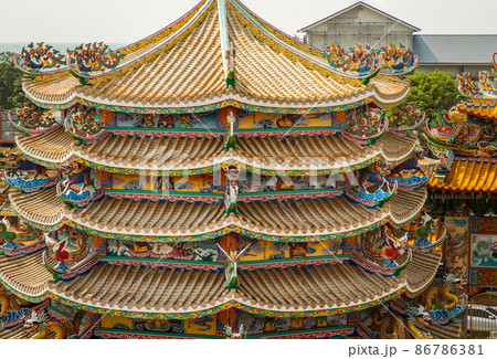 Grand roof architecture of Chinese style temple in Wihan Thep Sathit Phra Ki Ti Chaloem. 86786381