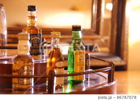 レトロなホテルのミニバー 86787078