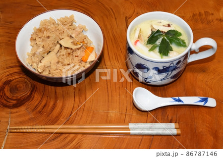 秋の味覚　松茸ごはん　茶碗蒸し 86787146