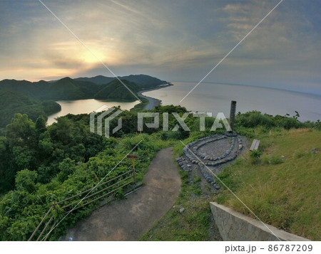 上甑島の長目の浜展望所からの夕陽 上甑島の長目の浜展望所からの夕陽 86787209