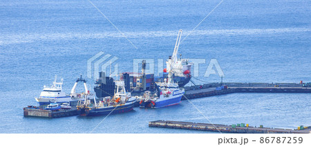 Ships near the pier in the seaport on Kamchatka Peninsula 86787259