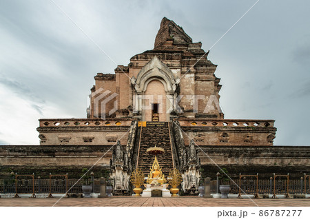 Ancient large pagoda at Wat Chedi Luang Varavihara. 86787277
