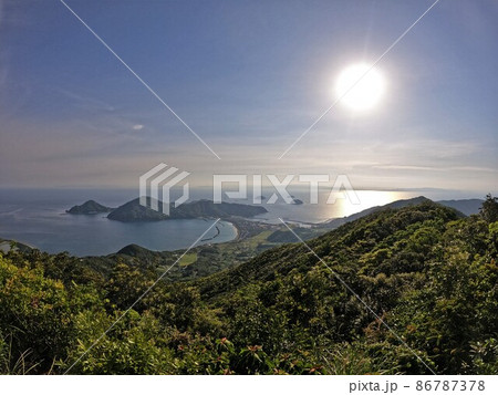 遠目木山頂からのトンボロ地形と太陽 86787378