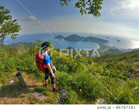 遠目木山頂から景色を眺める登山者 遠目木山頂から景色を眺める登山者 86787381