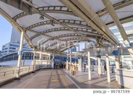 田町駅東口の歩行者デッキ　東京都港区 86787599