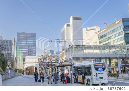 田町駅東口前 なぎさ通りと街並 東京都港区 田町駅東口前 なぎさ通りと街並 東京都港区 86787602