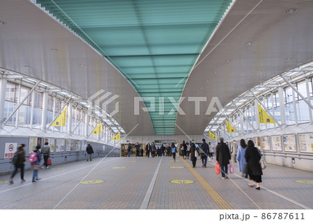 田町駅東口の連絡通路　東京都港区 86787611