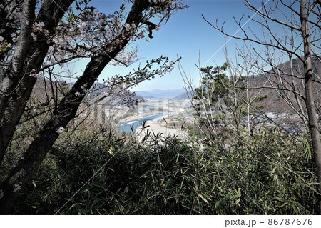 長野県上田市に切り立つ半過岩鼻は奇岩として有名なパワースポットです。千曲公園はこの上にあります。 長野県上田市に切り立つ半過岩鼻は奇岩として有名なパワースポットです。千曲公園はこの上にあります。 86787676