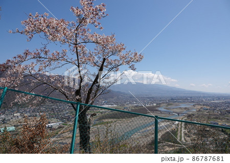 長野県上田市に切り立つ半過岩鼻は奇岩として有名なパワースポットです。千曲公園はこの上にあります。 長野県上田市に切り立つ半過岩鼻は奇岩として有名なパワースポットです。千曲公園はこの上にあります。 86787681