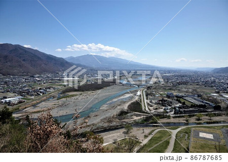 長野県上田市に切り立つ半過岩鼻は奇岩として有名なパワースポットです。千曲公園はこの上にあります。 長野県上田市に切り立つ半過岩鼻は奇岩として有名なパワースポットです。千曲公園はこの上にあります。 86787685