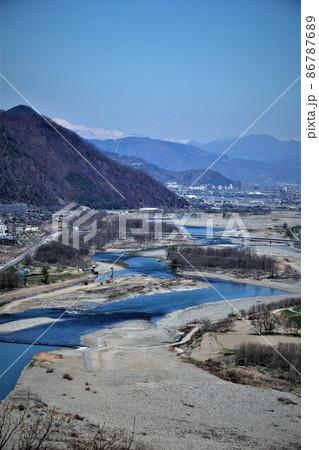 長野県上田市に切り立つ半過岩鼻は奇岩として有名なパワースポットです。千曲公園はこの上にあります。 長野県上田市に切り立つ半過岩鼻は奇岩として有名なパワースポットです。千曲公園はこの上にあります。 86787689