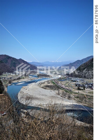 長野県上田市に切り立つ半過岩鼻は奇岩として有名なパワースポットです。千曲公園はこの上にあります。 長野県上田市に切り立つ半過岩鼻は奇岩として有名なパワースポットです。千曲公園はこの上にあります。 86787696