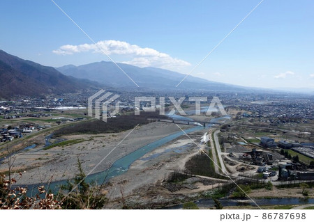 長野県上田市に切り立つ半過岩鼻は奇岩として有名なパワースポットです。千曲公園はこの上にあります。 長野県上田市に切り立つ半過岩鼻は奇岩として有名なパワースポットです。千曲公園はこの上にあります。 86787698