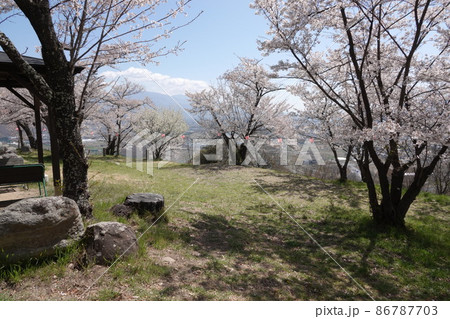長野県上田市に切り立つ半過岩鼻は奇岩として有名なパワースポットです。千曲公園はこの上にあります。 86787703