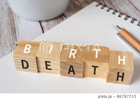 「BIRTH」「DEATH」と書かれた積み木、ペン、ノート、コーヒーカップ 「BIRTH」「DEATH」と書かれた積み木、ペン、ノート、コーヒーカップ 86787715