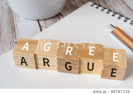 「AGREE」「ARGUE」と書かれた積み木、ペン、ノート、コーヒーカップ 「AGREE」「ARGUE」と書かれた積み木、ペン、ノート、コーヒーカップ 86787716