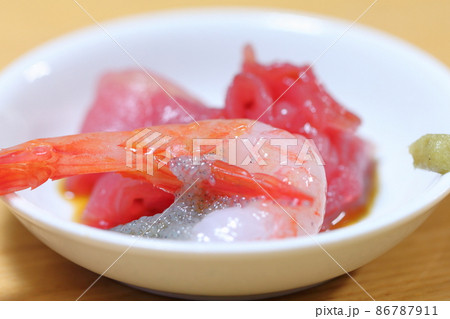 家庭的で素朴な自宅調理の「子持ち甘海老」と「ヨコワの中落ち」の刺し身 86787911