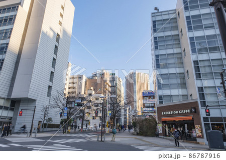 田町駅東口前交差点と街並 東京都港区 田町駅東口前交差点と街並 東京都港区 86787916
