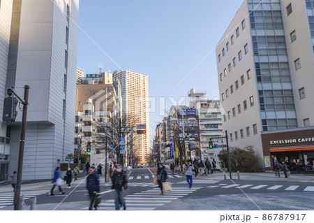 田町駅東口前交差点と街並　東京都港区 86787917