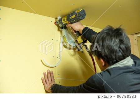 戸建新築住宅建設工事をする大工さん 戸建新築住宅建設工事をする大工さん 86788533