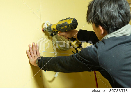 戸建新築住宅建設工事をする大工さん 86788553
