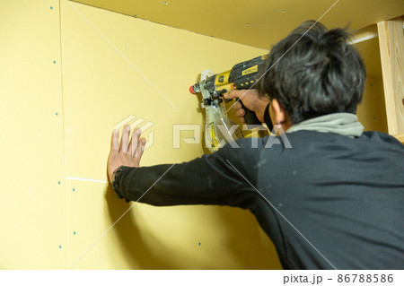 戸建新築住宅建設工事をする大工さん 86788586