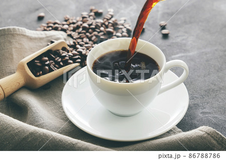 カップに注いだホットコーヒー 86788786