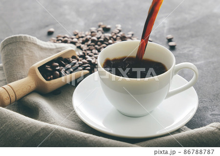 カップに注いだホットコーヒー 86788787