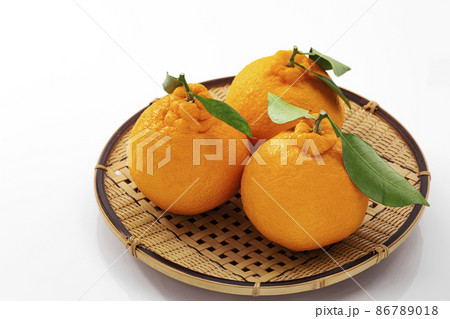 ざるに乗せた葉付きのでこぽん_白バック 86789018