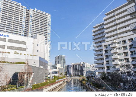 運河沿いのマンション群と街並 東京都港区 運河沿いのマンション群と街並 東京都港区 86789229