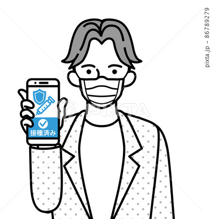 ワクチン接種証明の画面を表示したスマホを持つマスクを着用した若い男性 ワクチン接種証明の画面を表示したスマホを持つマスクを着用した若い男性 86789279