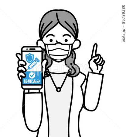 ワクチン接種証明の画面を表示したスマホを持ち、指を差す若い女性 - マスク着用 ワクチン接種証明の画面を表示したスマホを持ち、指を差す若い女性 - マスク着用 86789280