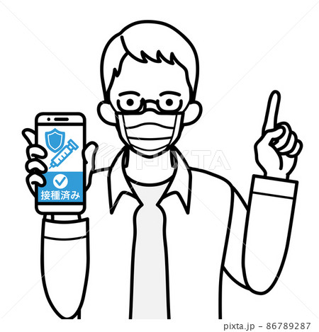 ワクチン接種証明の画面を表示したスマホを持ち、指を差すシニア男性 - マスク着用 ワクチン接種証明の画面を表示したスマホを持ち、指を差すシニア男性 - マスク着用 86789287