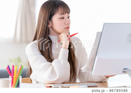 リモートワークする若い女性 リモートワークする若い女性 86789386