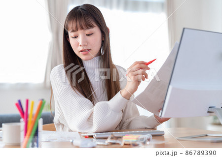リモートワークする若い女性 リモートワークする若い女性 86789390