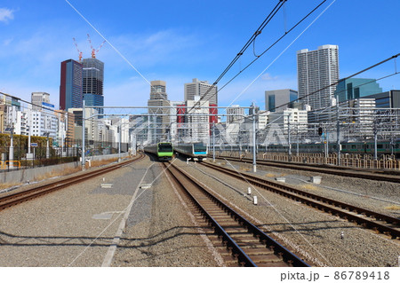 高輪ゲートウェイ駅の山手線E235系電車と京浜東北線E233系　寝台特急「サンライズ瀬戸・出雲」 86789418